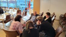 Landrat Christoph Rüther diskutiert mit jungen Menschen über Politik